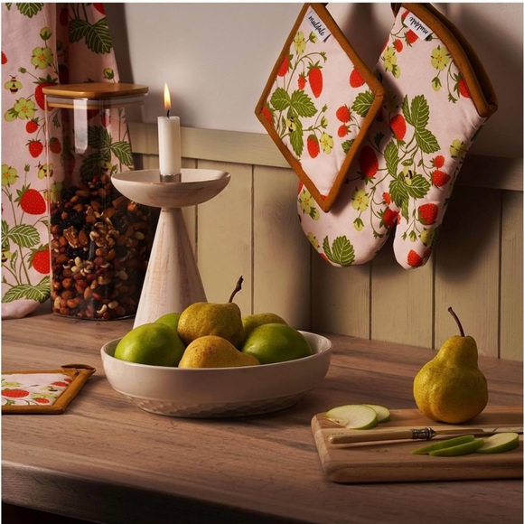Muldale Oven Mitt and Kitchen Towel Set. Strawberry Dish and Pot Holders. - Picture 7 of 10